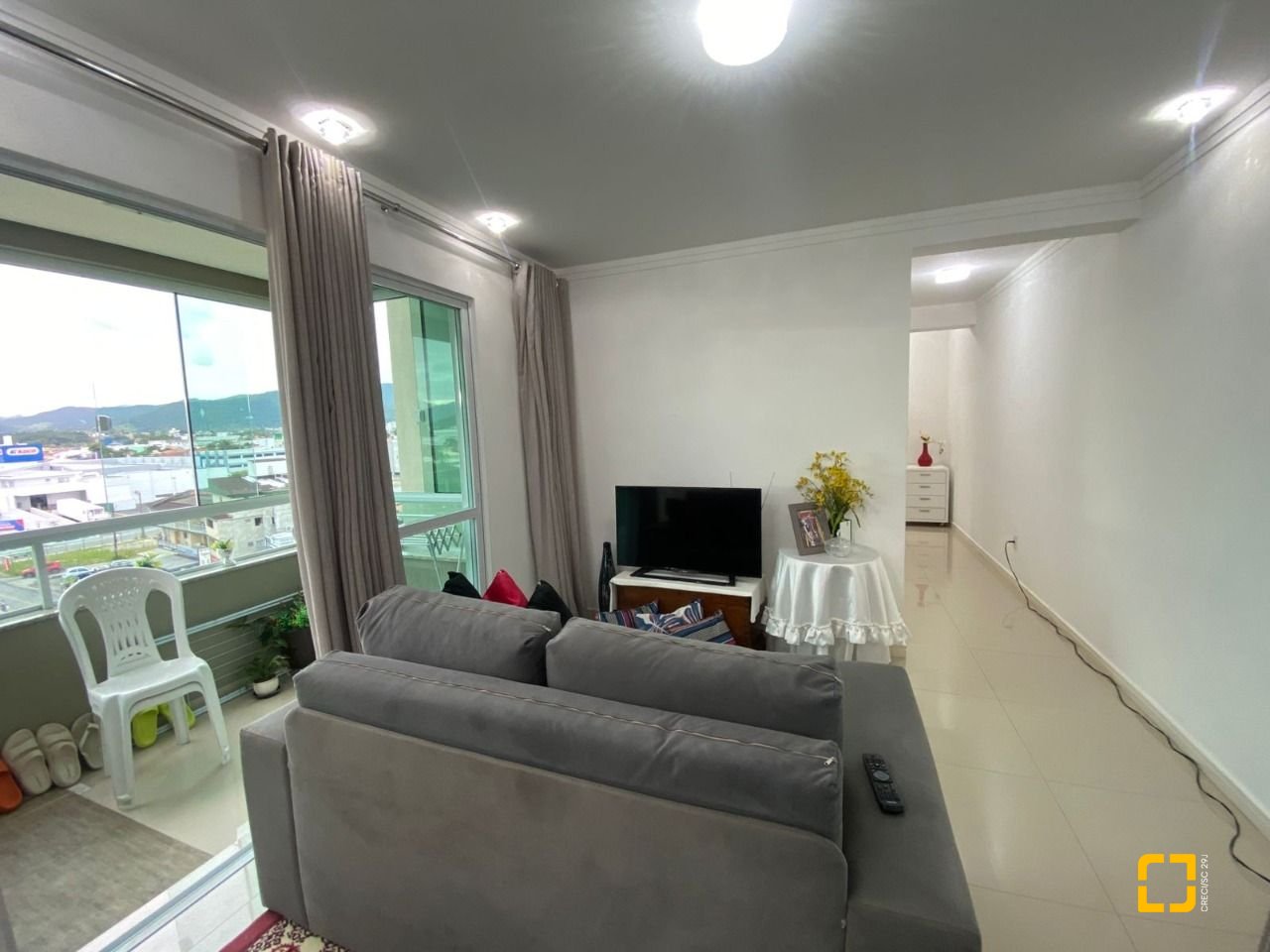 Apartamento com 75m², 2 quartos (sendo 1 suíte), 1 garagem, no bairro Centro em Palhoça