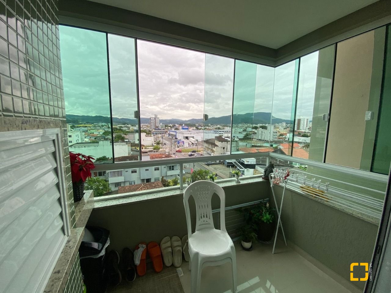 Apartamento com 75m², 2 quartos (sendo 1 suíte), 1 garagem, no bairro Centro em Palhoça