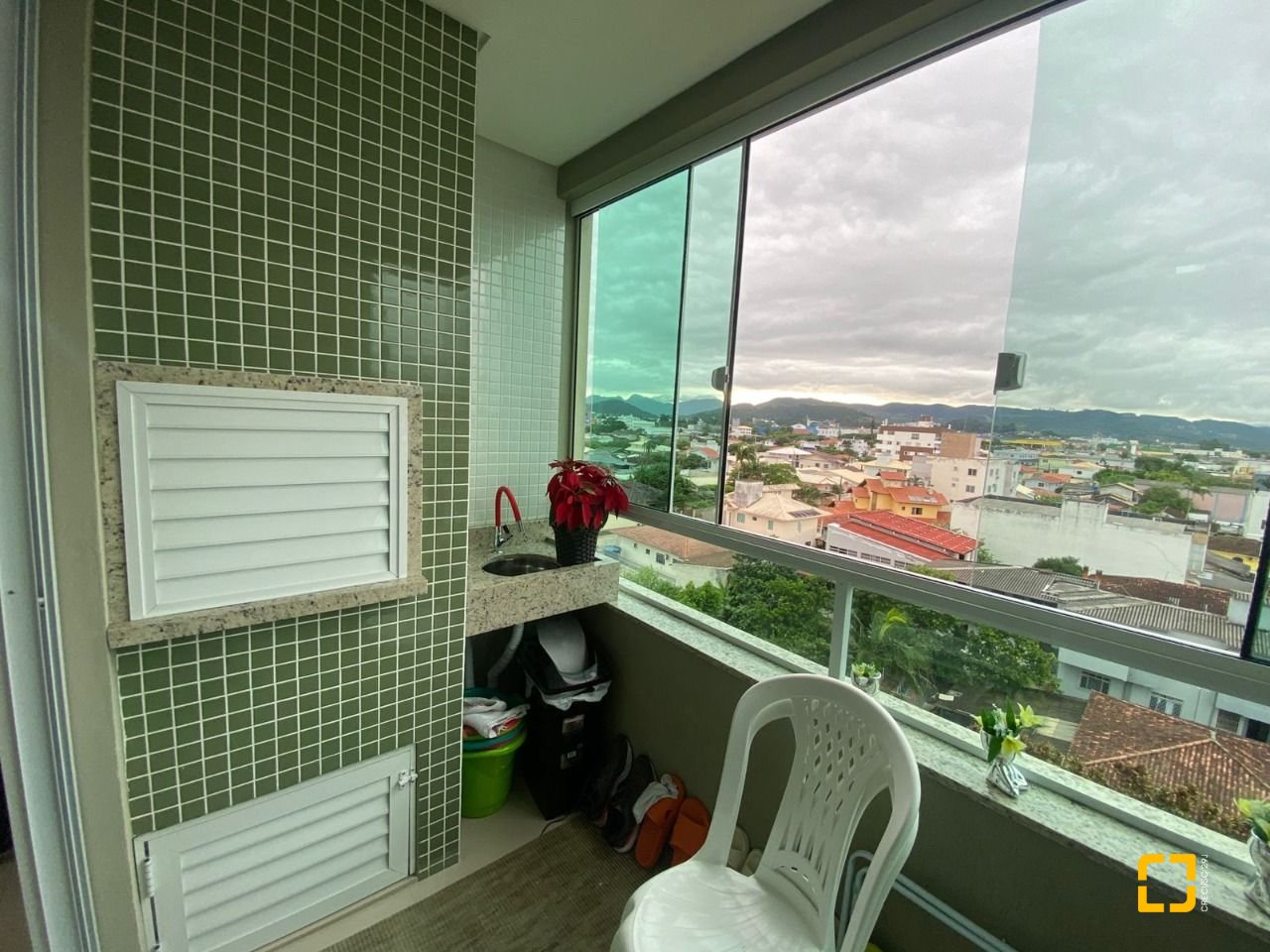 Apartamento com 75m², 2 quartos (sendo 1 suíte), 1 garagem, no bairro Centro em Palhoça