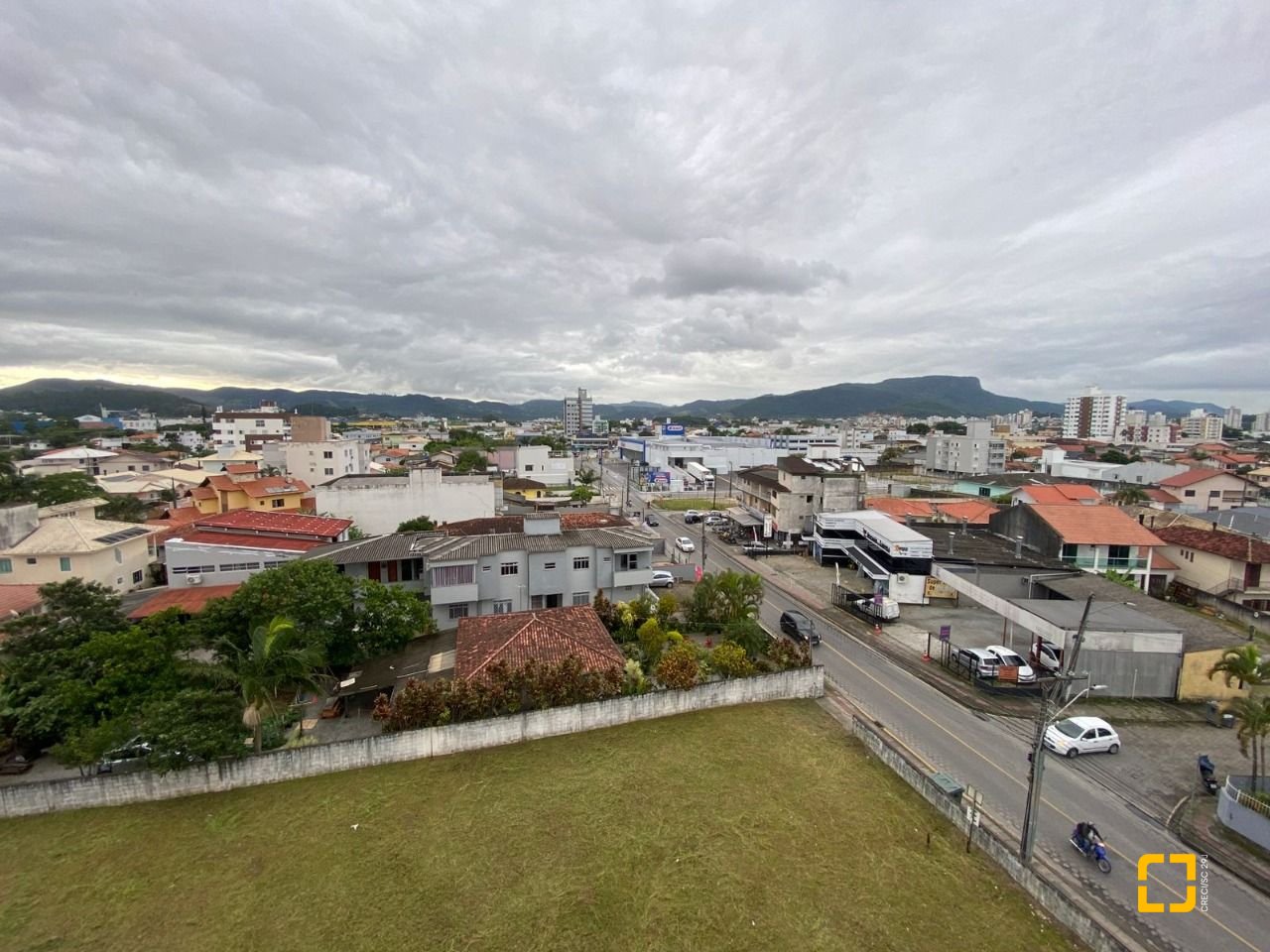 Apartamento com 75m², 2 quartos (sendo 1 suíte), 1 garagem, no bairro Centro em Palhoça