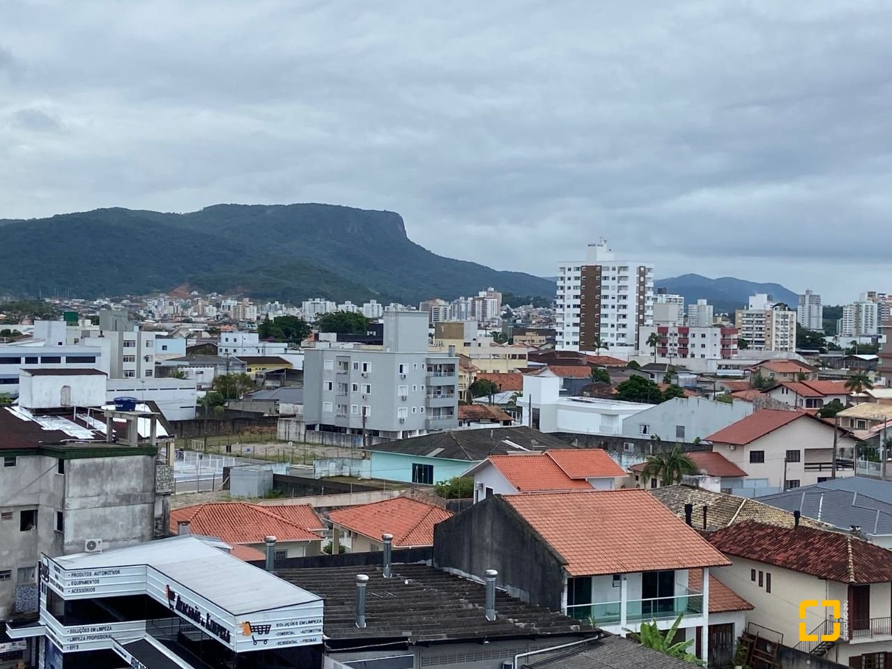 Apartamento com 75m², 2 quartos (sendo 1 suíte), 1 garagem, no bairro Centro em Palhoça