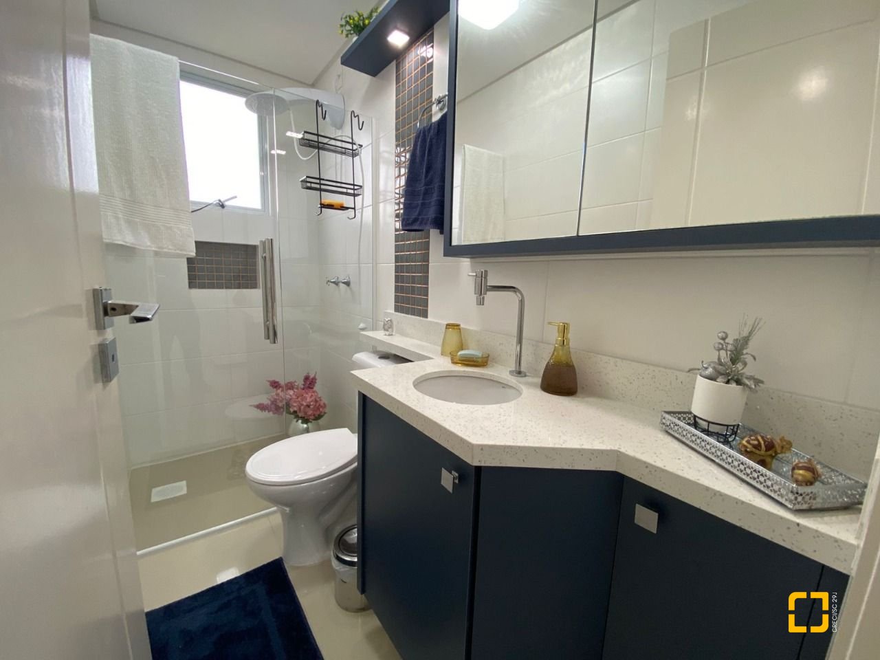 Apartamento com 75m², 2 quartos (sendo 1 suíte), 1 garagem, no bairro Centro em Palhoça