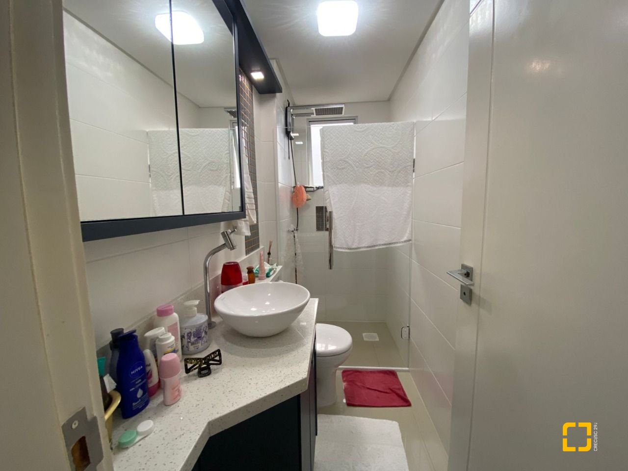 Apartamento com 75m², 2 quartos (sendo 1 suíte), 1 garagem, no bairro Centro em Palhoça