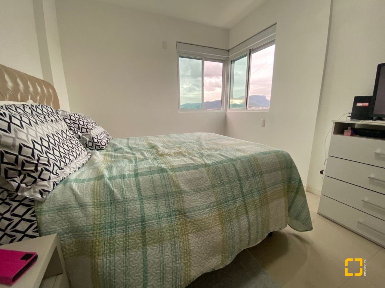 Apartamento com 75m², 2 quartos (sendo 1 suíte), 1 garagem, no bairro Centro em Palhoça