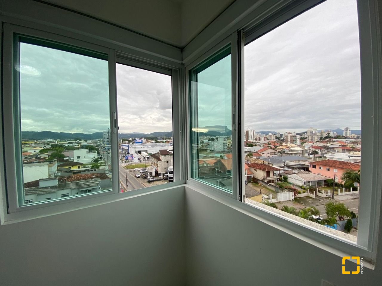 Apartamento com 75m², 2 quartos (sendo 1 suíte), 1 garagem, no bairro Centro em Palhoça