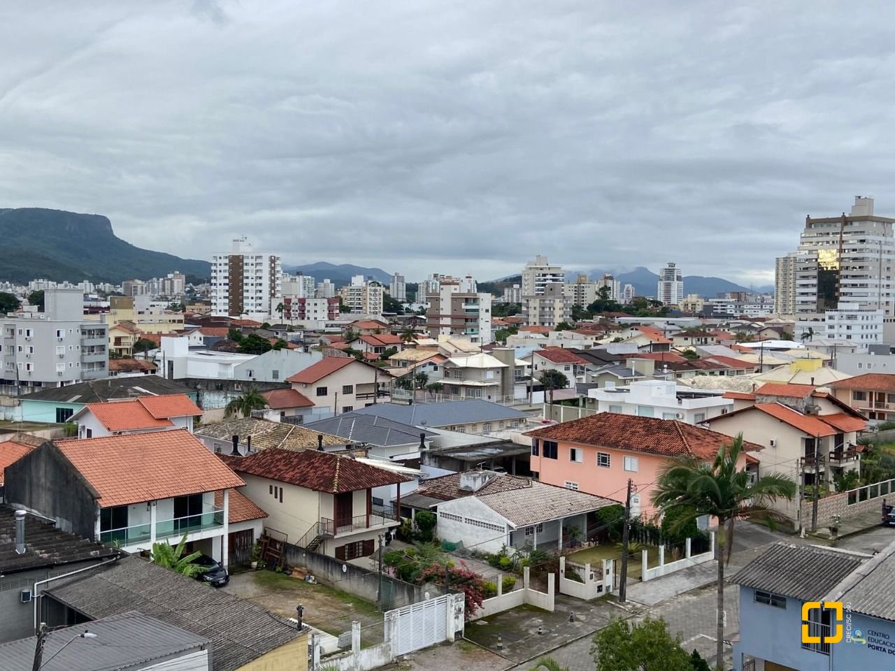 Apartamento com 75m², 2 quartos (sendo 1 suíte), 1 garagem, no bairro Centro em Palhoça