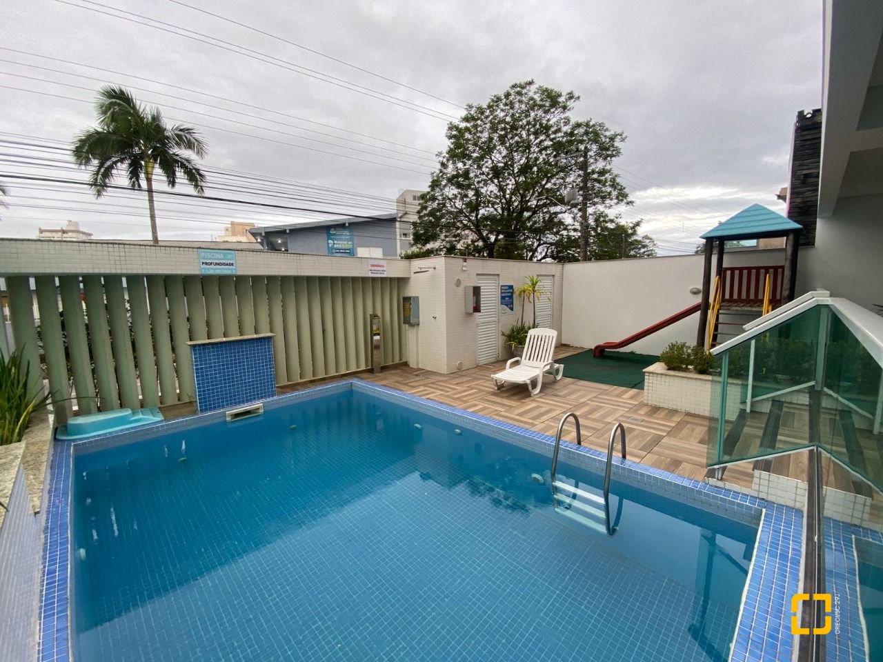 Apartamento com 75m², 2 quartos (sendo 1 suíte), 1 garagem, no bairro Centro em Palhoça