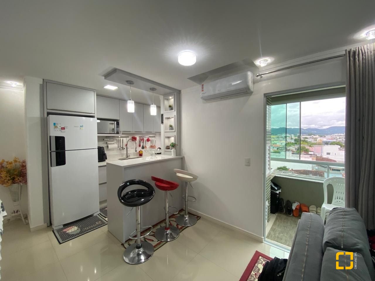 Apartamento com 75m², 2 quartos (sendo 1 suíte), 1 garagem, no bairro Centro em Palhoça