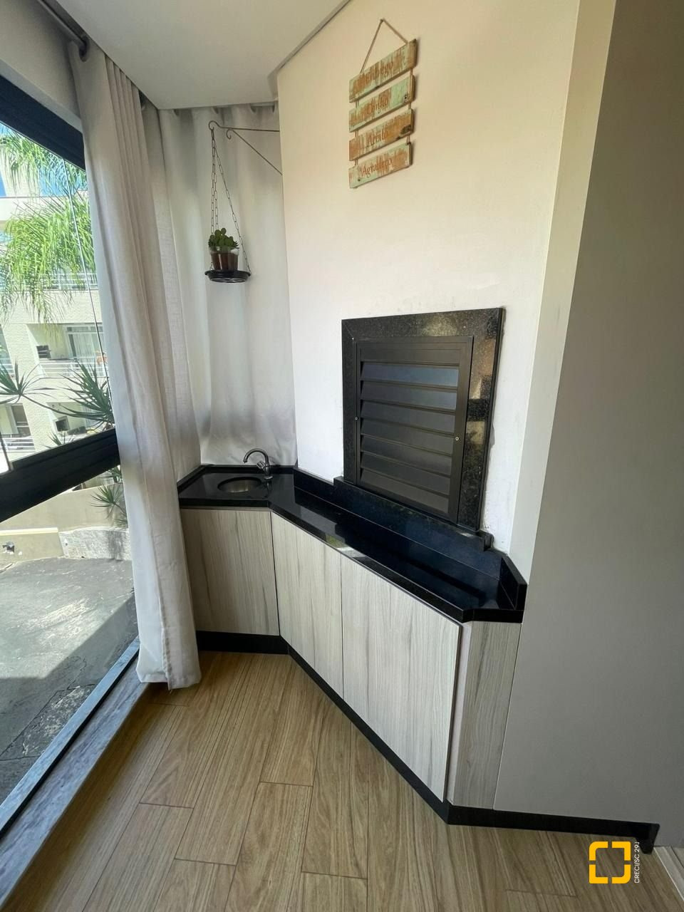 Apartamento com 76m², 4 quartos (sendo 1 suíte), 2 garagens, no bairro Praia Brava em Florianópolis