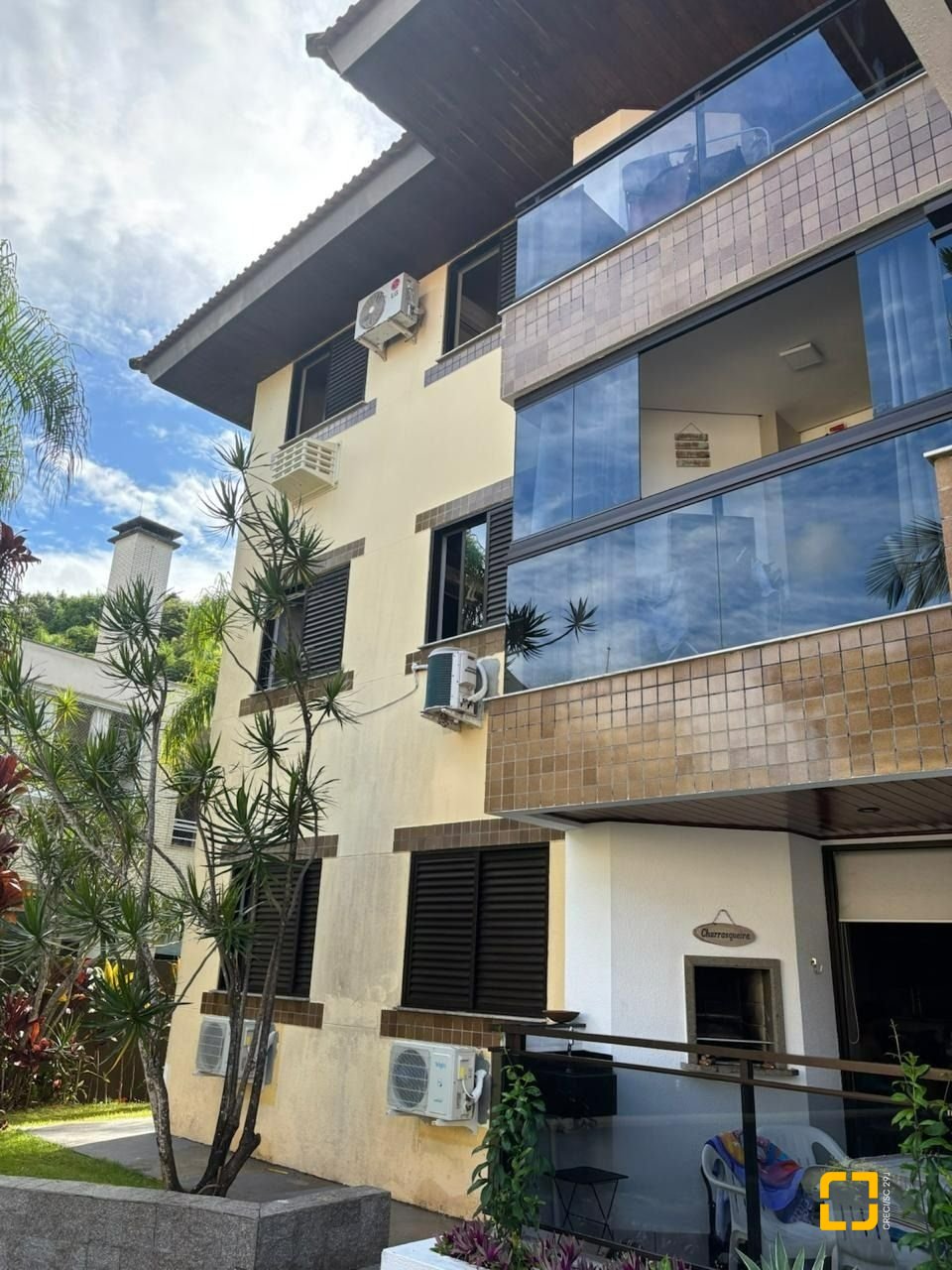 Apartamento com 76m², 4 quartos (sendo 1 suíte), 2 garagens, no bairro Praia Brava em Florianópolis