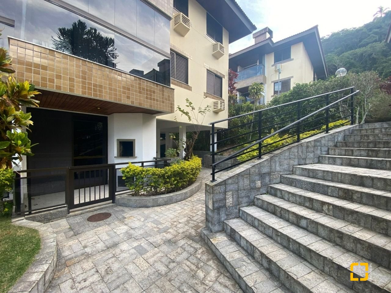 Apartamento com 76m², 4 quartos (sendo 1 suíte), 2 garagens, no bairro Praia Brava em Florianópolis