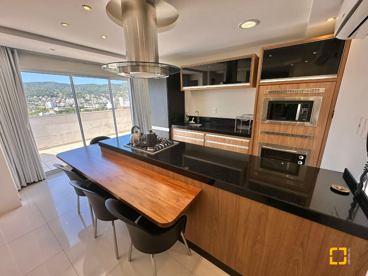 Cobertura com 118m², 4 quartos (sendo 1 suíte), 2 garagens, no bairro Trindade em Florianópolis