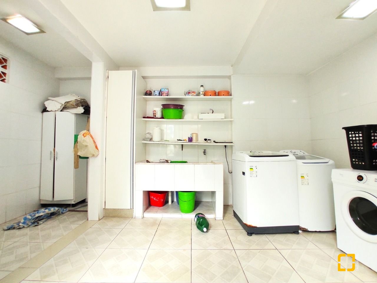 Casa com 389m², 8 quartos (sendo 2 suítes), 4 garagens, no bairro Nossa Senhora do Rosário em São José