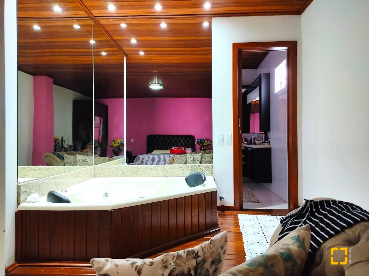 Casa com 389m², 8 quartos (sendo 2 suítes), 4 garagens, no bairro Nossa Senhora do Rosário em São José