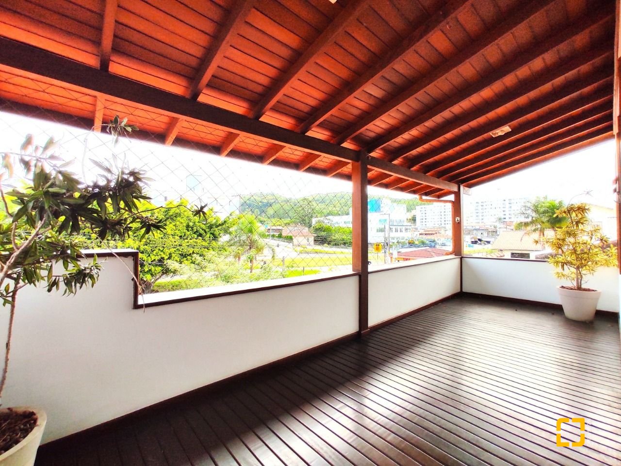 Casa com 389m², 6 quartos (sendo 2 suítes), 4 garagens, no bairro Nossa Senhora do Rosário em São José