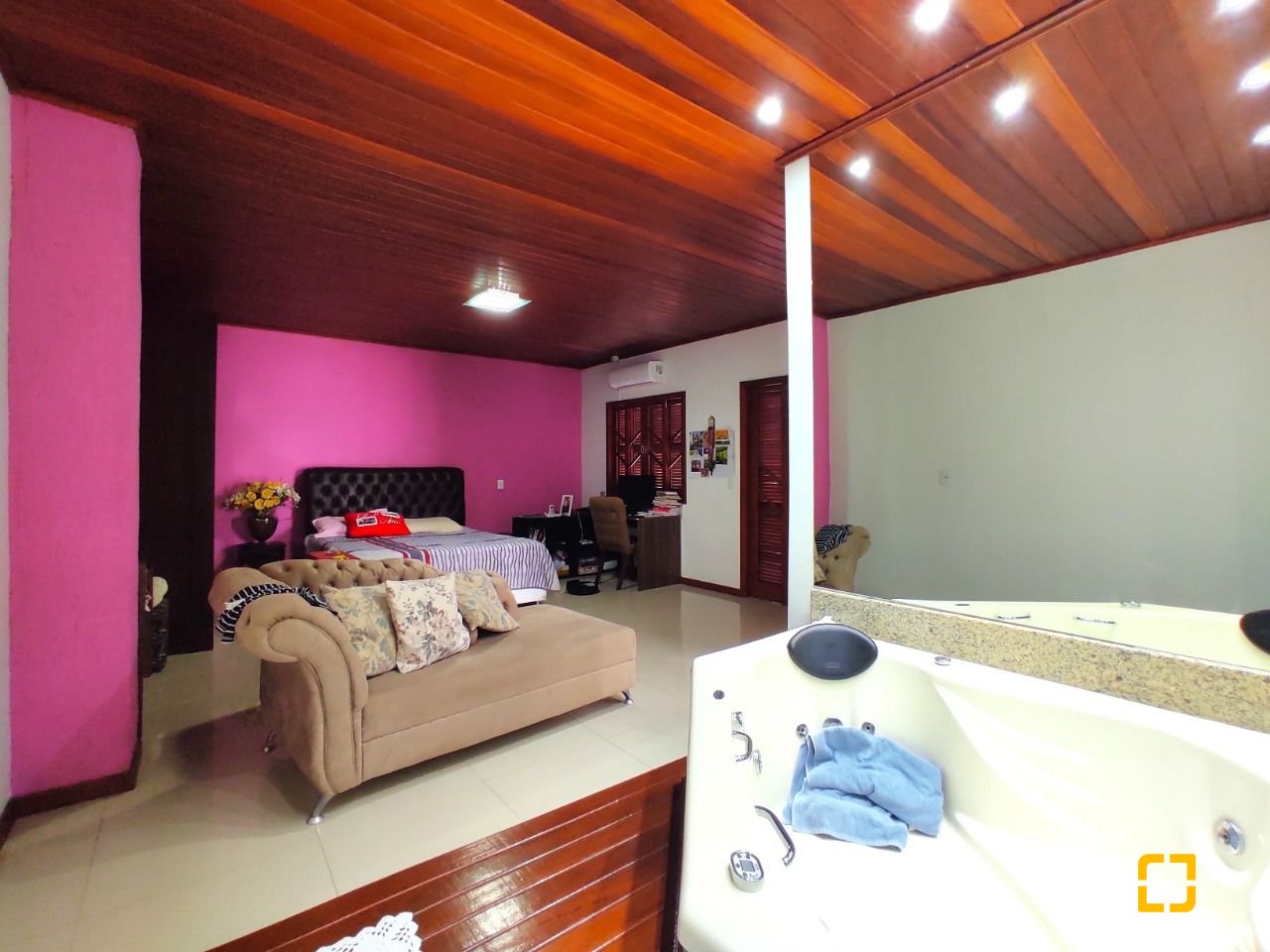 Casa com 389m², 6 quartos (sendo 2 suítes), 4 garagens, no bairro Nossa Senhora do Rosário em São José
