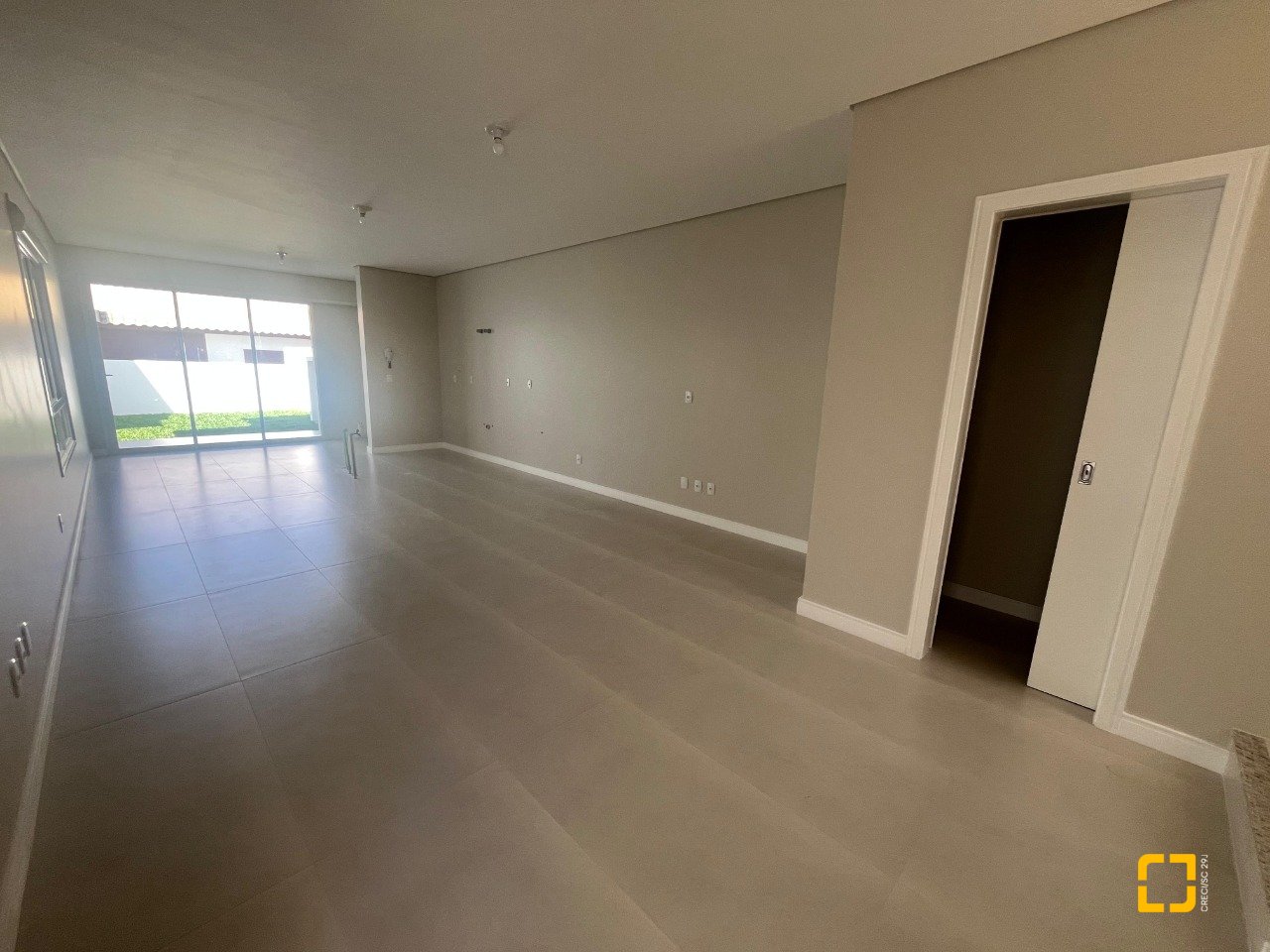 Casa com 150m², 4 quartos (sendo 1 suíte), 2 garagens, no bairro Carianos em Florianópolis