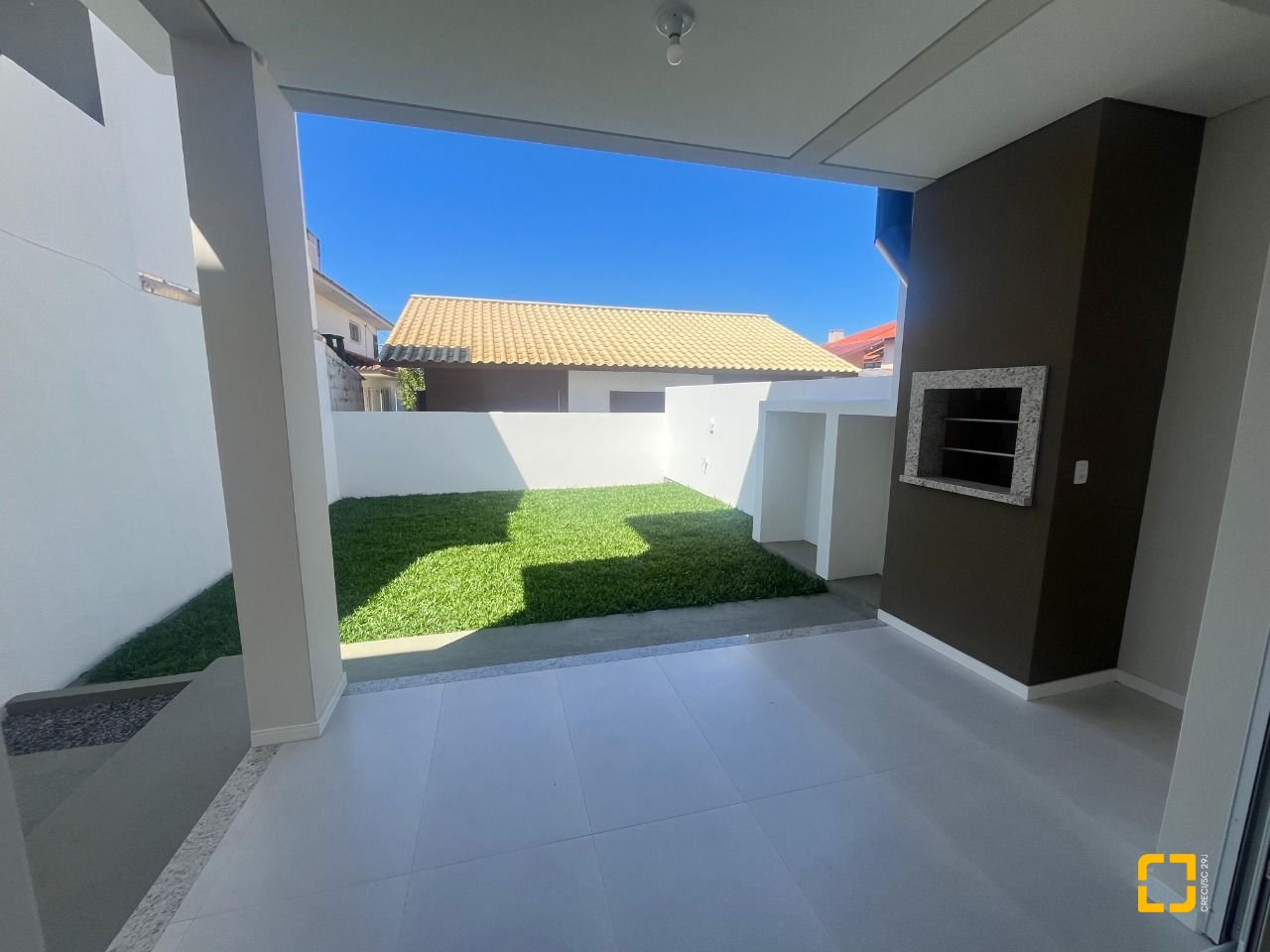 Casa com 150m², 4 quartos (sendo 1 suíte), 2 garagens, no bairro Carianos em Florianópolis