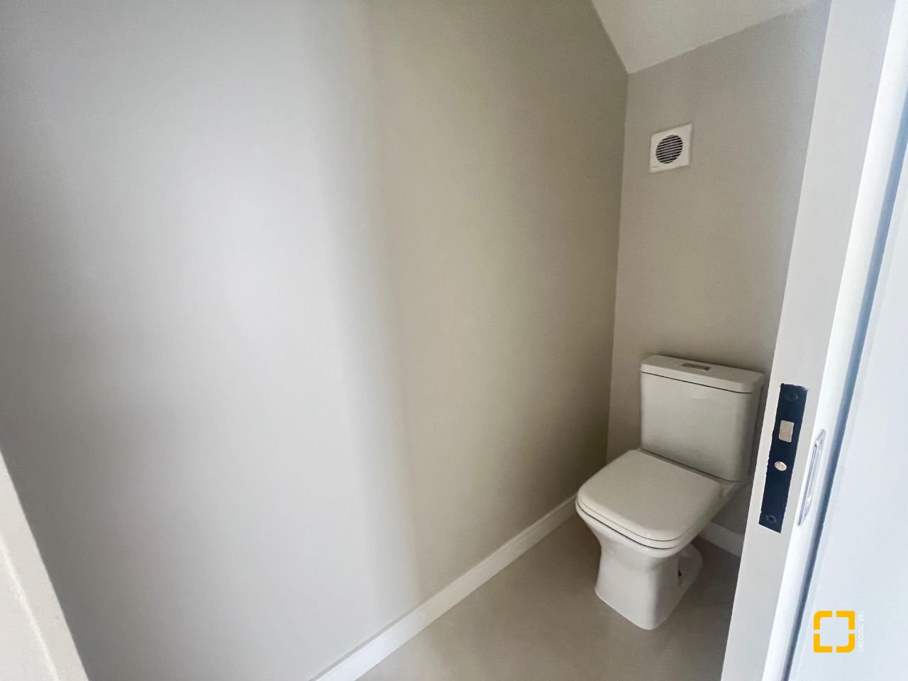 Casa com 150m², 4 quartos (sendo 1 suíte), 2 garagens, no bairro Carianos em Florianópolis