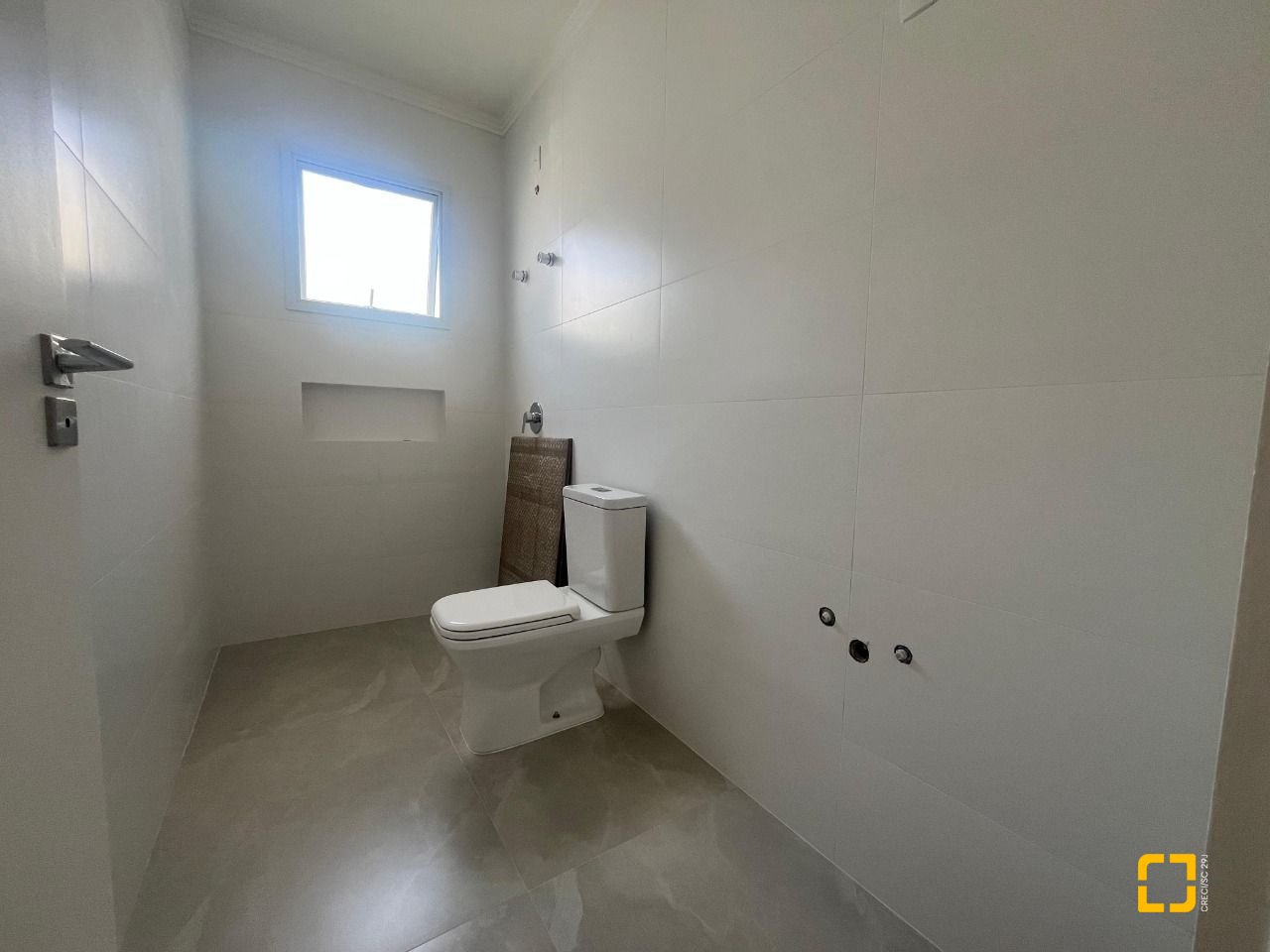 Casa com 150m², 4 quartos (sendo 1 suíte), 2 garagens, no bairro Carianos em Florianópolis