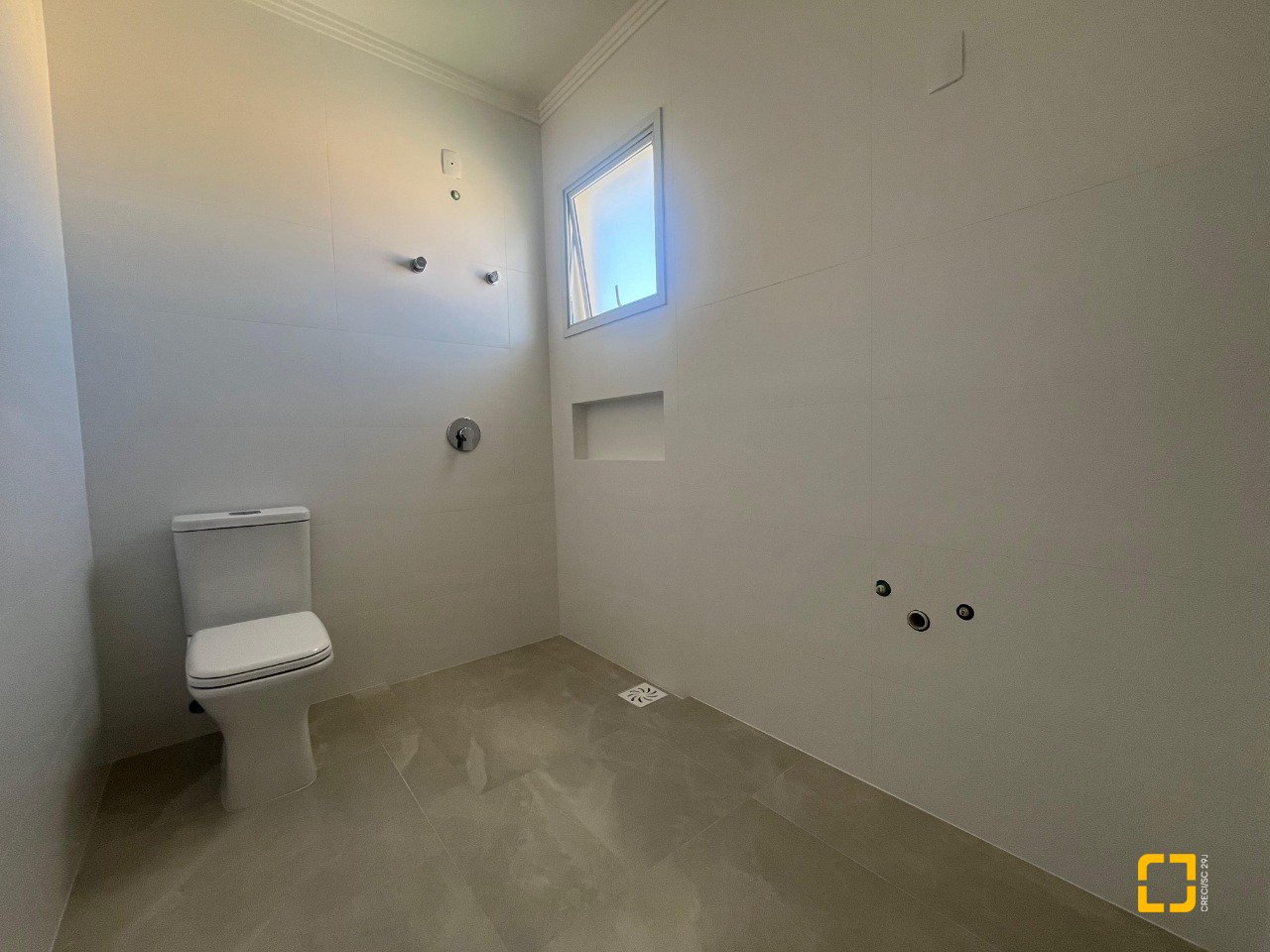 Casa com 150m², 4 quartos (sendo 1 suíte), 2 garagens, no bairro Carianos em Florianópolis
