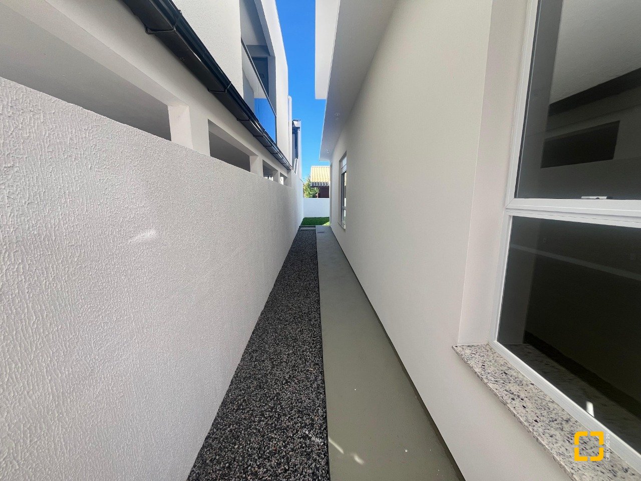 Casa com 150m², 4 quartos (sendo 1 suíte), 2 garagens, no bairro Carianos em Florianópolis
