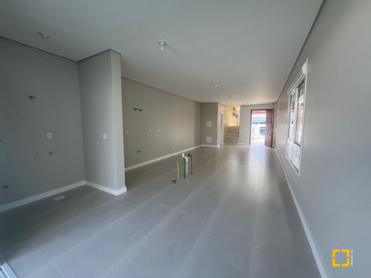 Casa com 150m², 4 quartos (sendo 1 suíte), 2 garagens, no bairro Carianos em Florianópolis