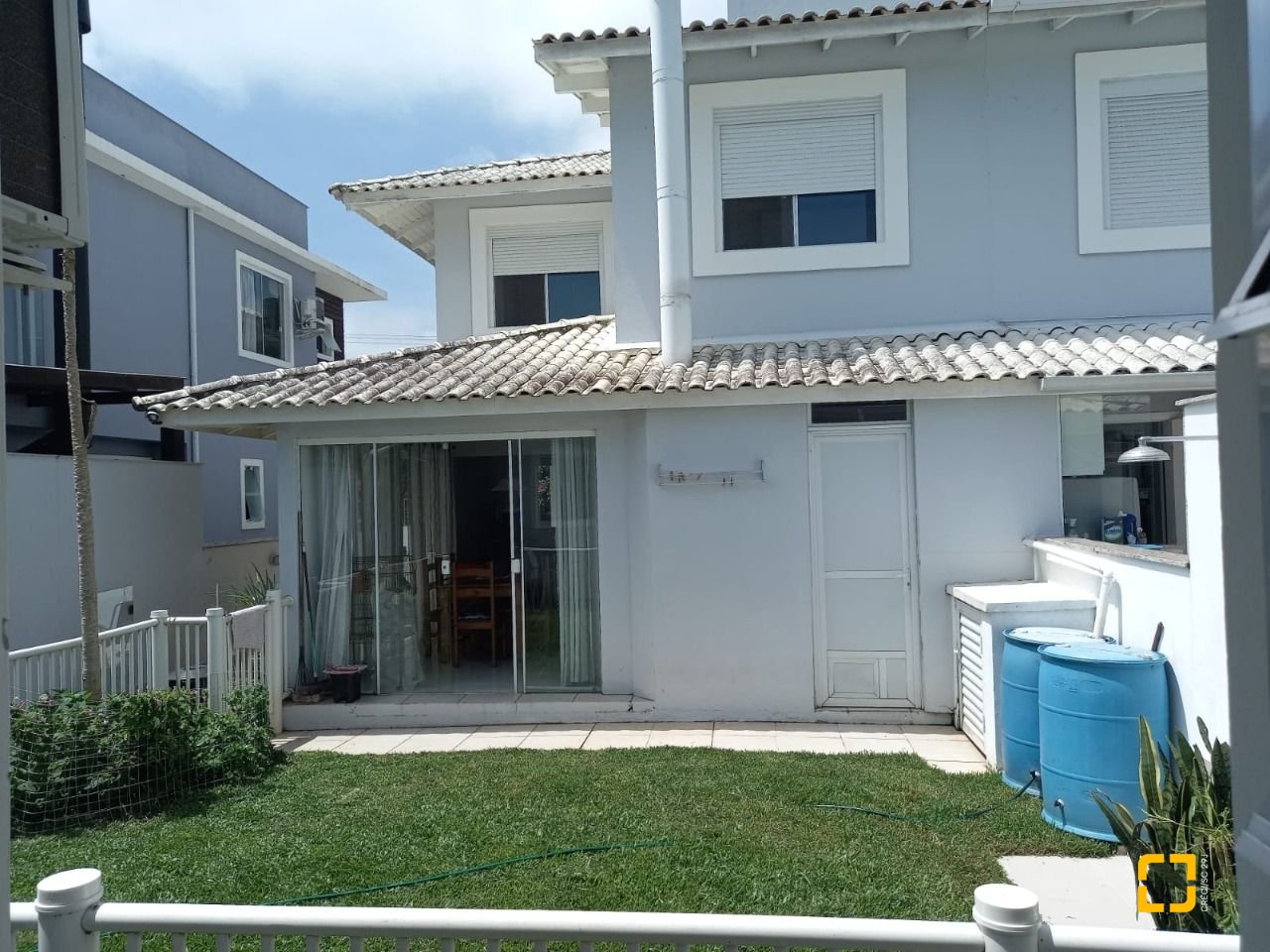 Casa com 150m², 4 quartos (sendo 2 suítes), 2 garagens, no bairro Canasvieiras em Florianópolis
