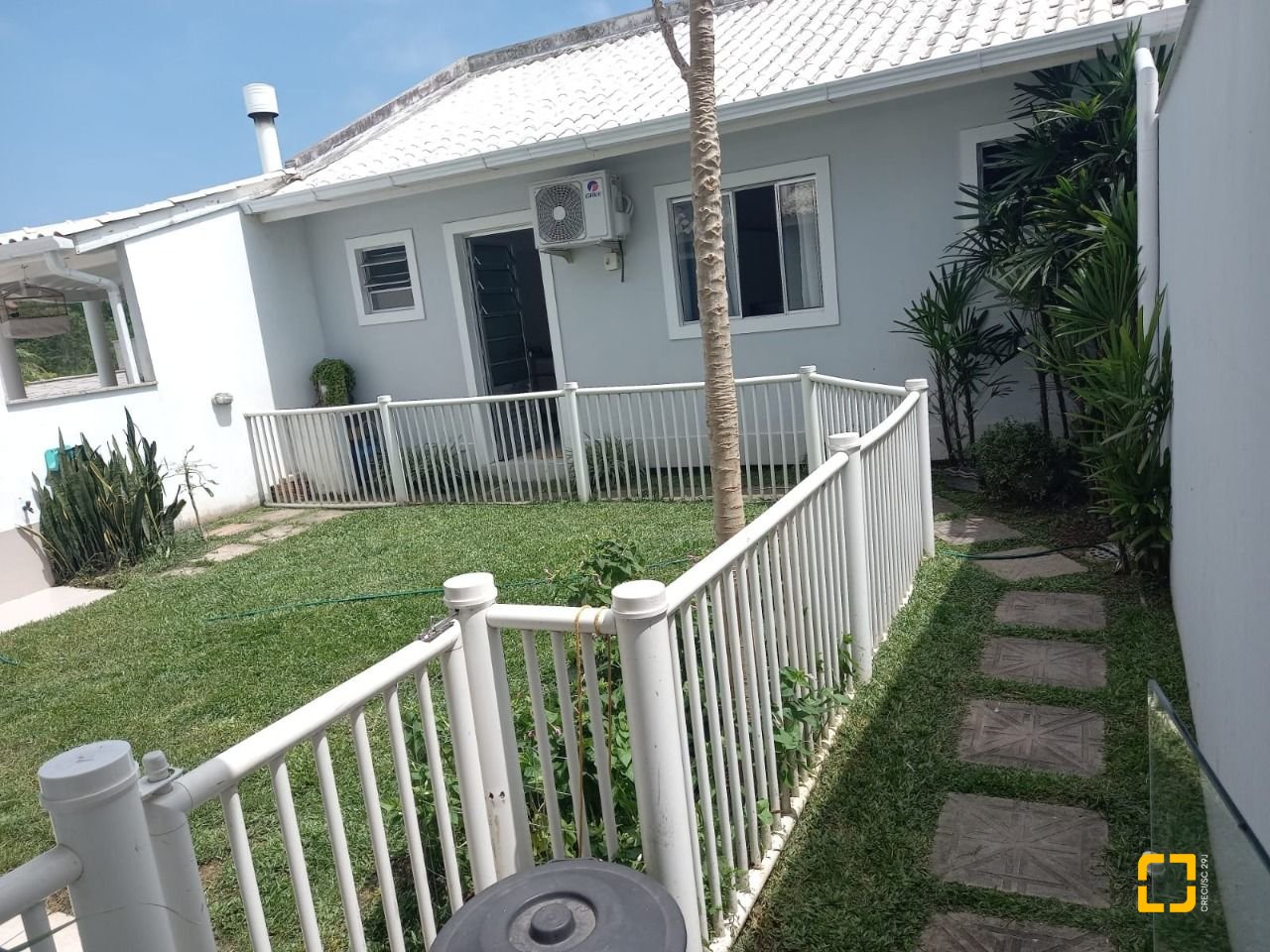 Casa com 150m², 4 quartos (sendo 2 suítes), 2 garagens, no bairro Canasvieiras em Florianópolis