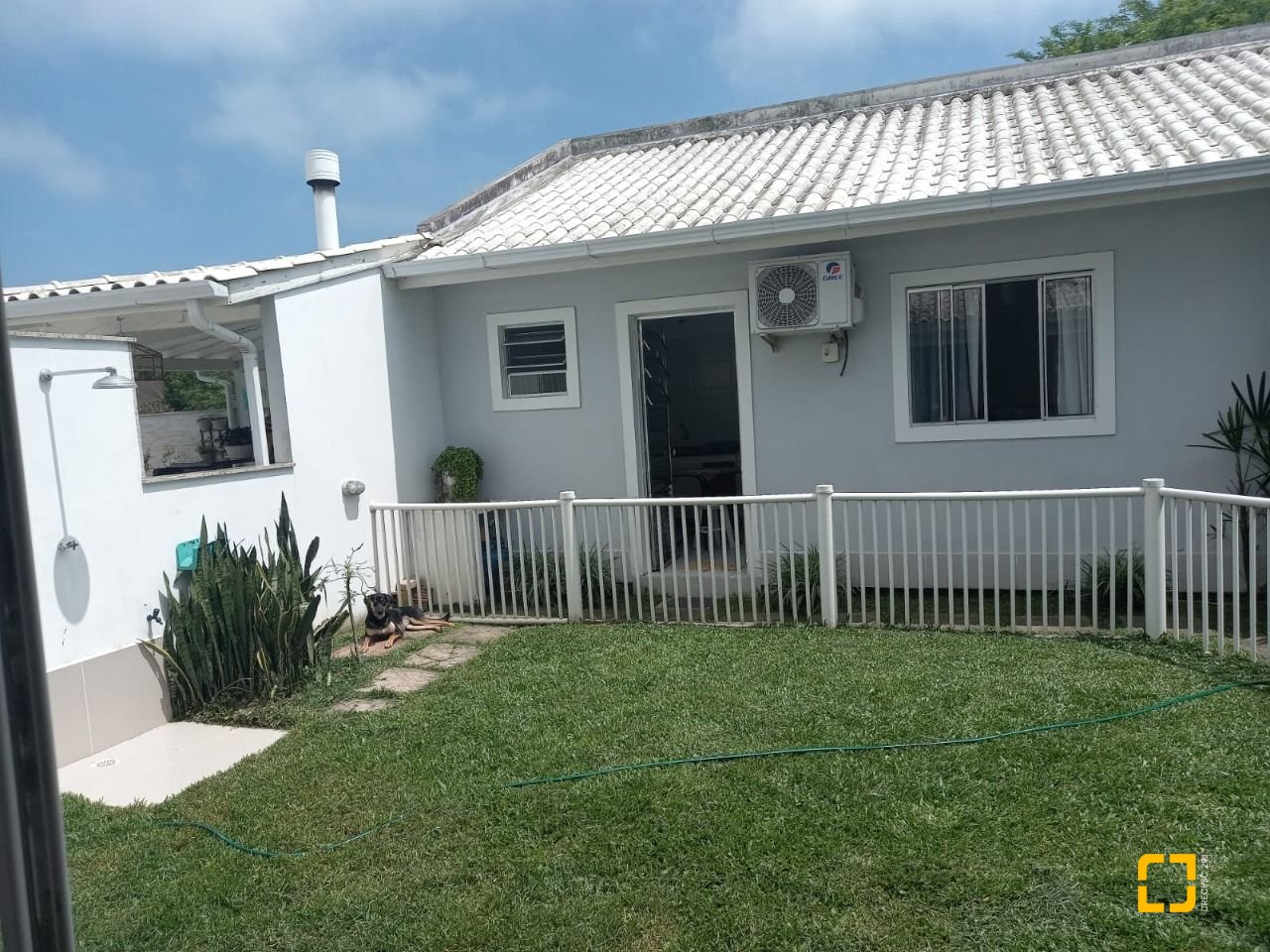 Casa com 150m², 4 quartos (sendo 2 suítes), 2 garagens, no bairro Canasvieiras em Florianópolis