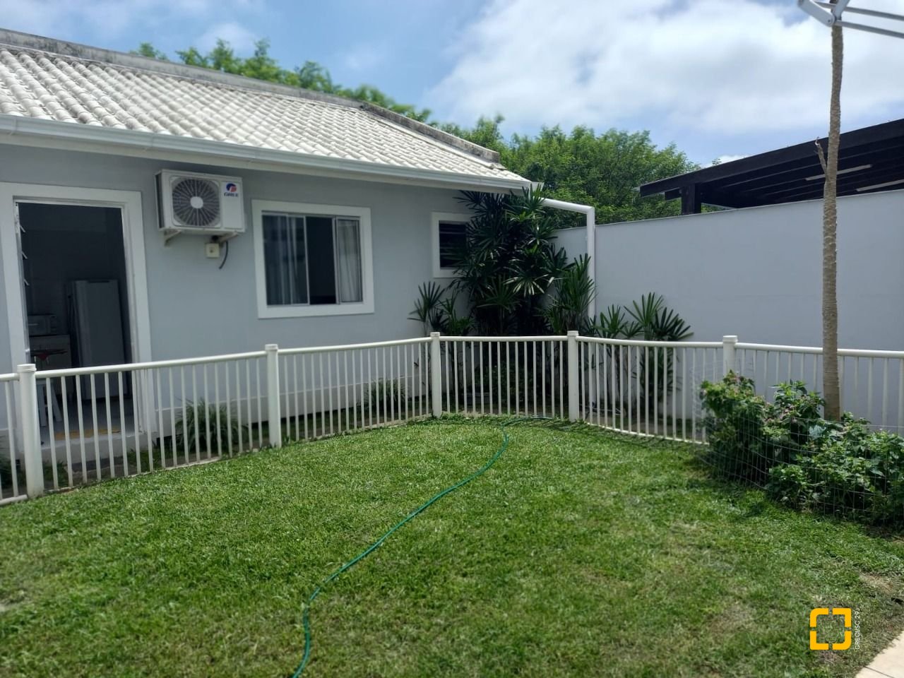 Casa com 150m², 4 quartos (sendo 2 suítes), 2 garagens, no bairro Canasvieiras em Florianópolis