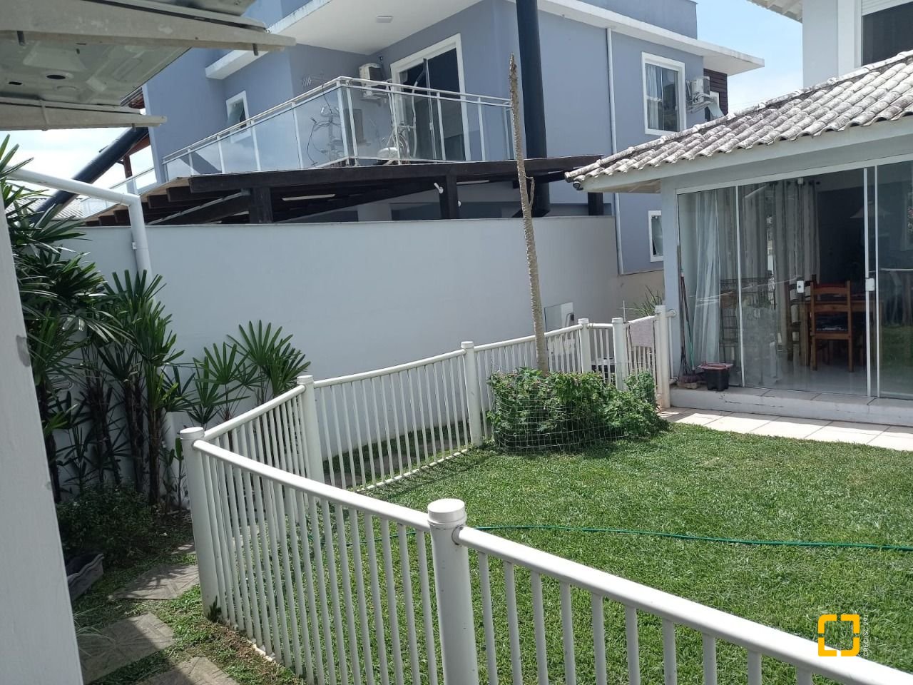 Casa com 150m², 4 quartos (sendo 2 suítes), 2 garagens, no bairro Canasvieiras em Florianópolis