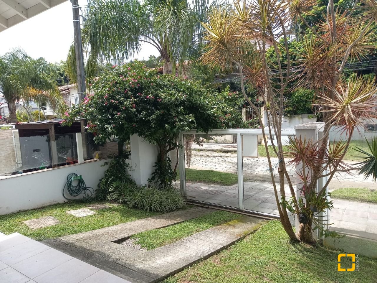 Casa com 150m², 4 quartos (sendo 2 suítes), 2 garagens, no bairro Canasvieiras em Florianópolis