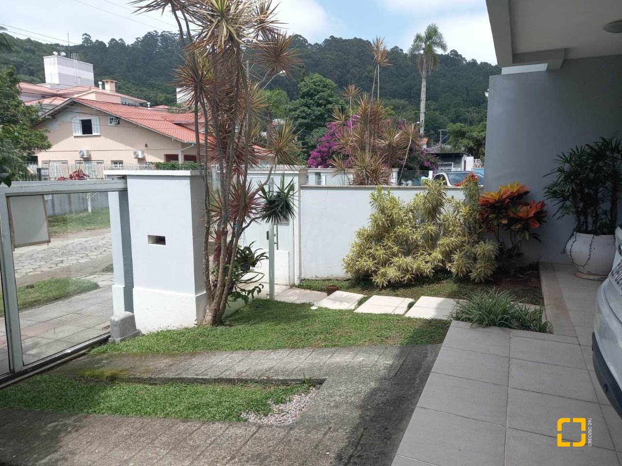 Casa com 150m², 4 quartos (sendo 2 suítes), 2 garagens, no bairro Canasvieiras em Florianópolis