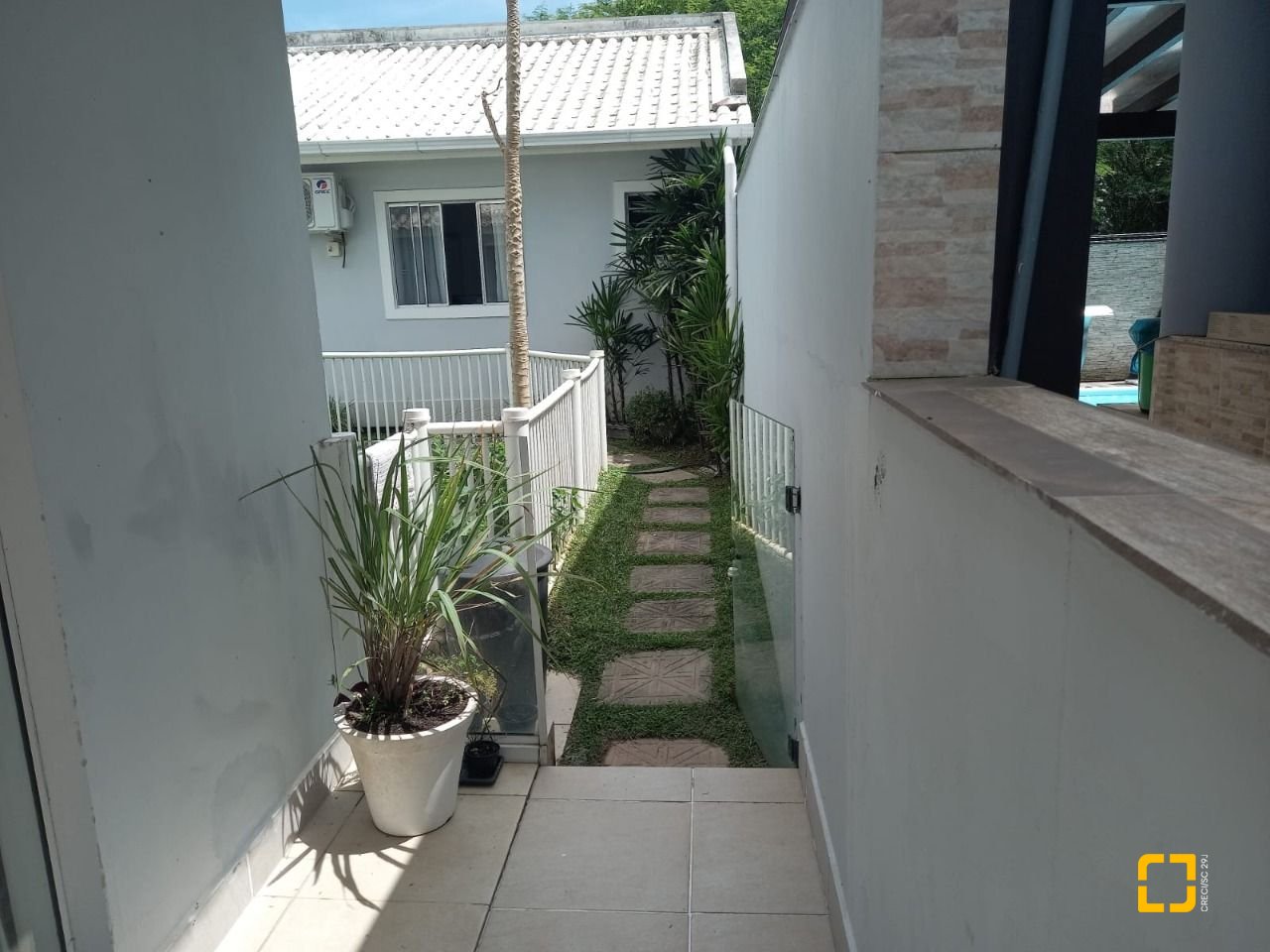 Casa com 150m², 4 quartos (sendo 2 suítes), 2 garagens, no bairro Canasvieiras em Florianópolis
