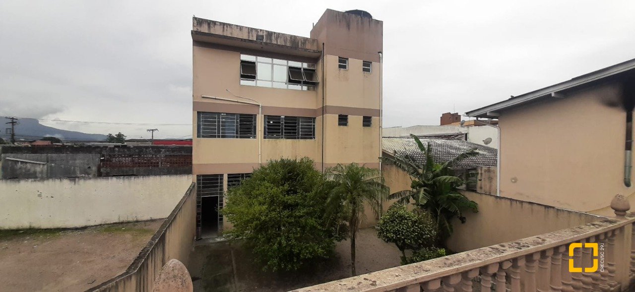 Prédio com 750m², 1 garagem, no bairro Ponte do Imaruim em Palhoça