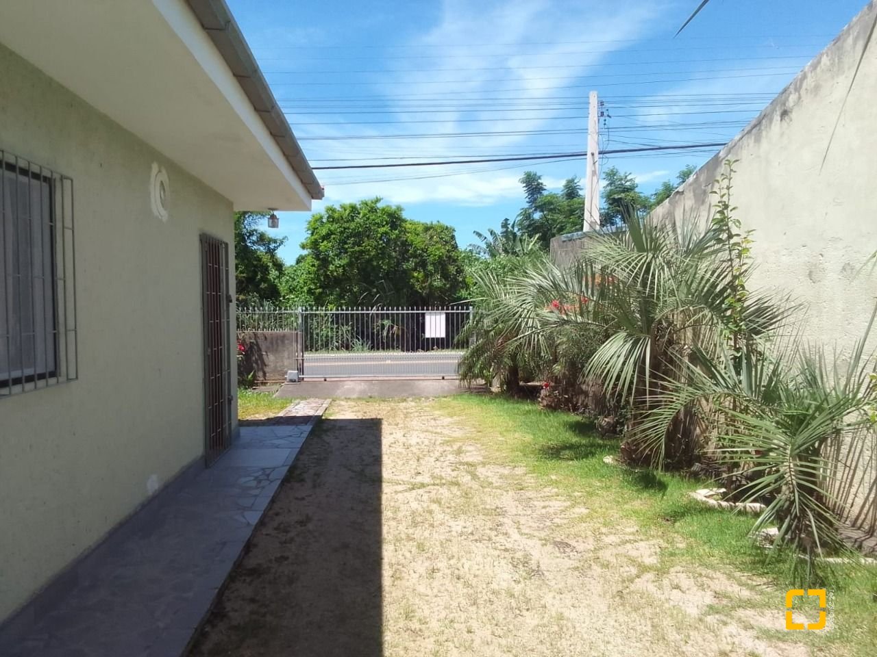 Casa com 125m², 3 quartos, 5 garagens, no bairro Tapera da Base em Florianópolis