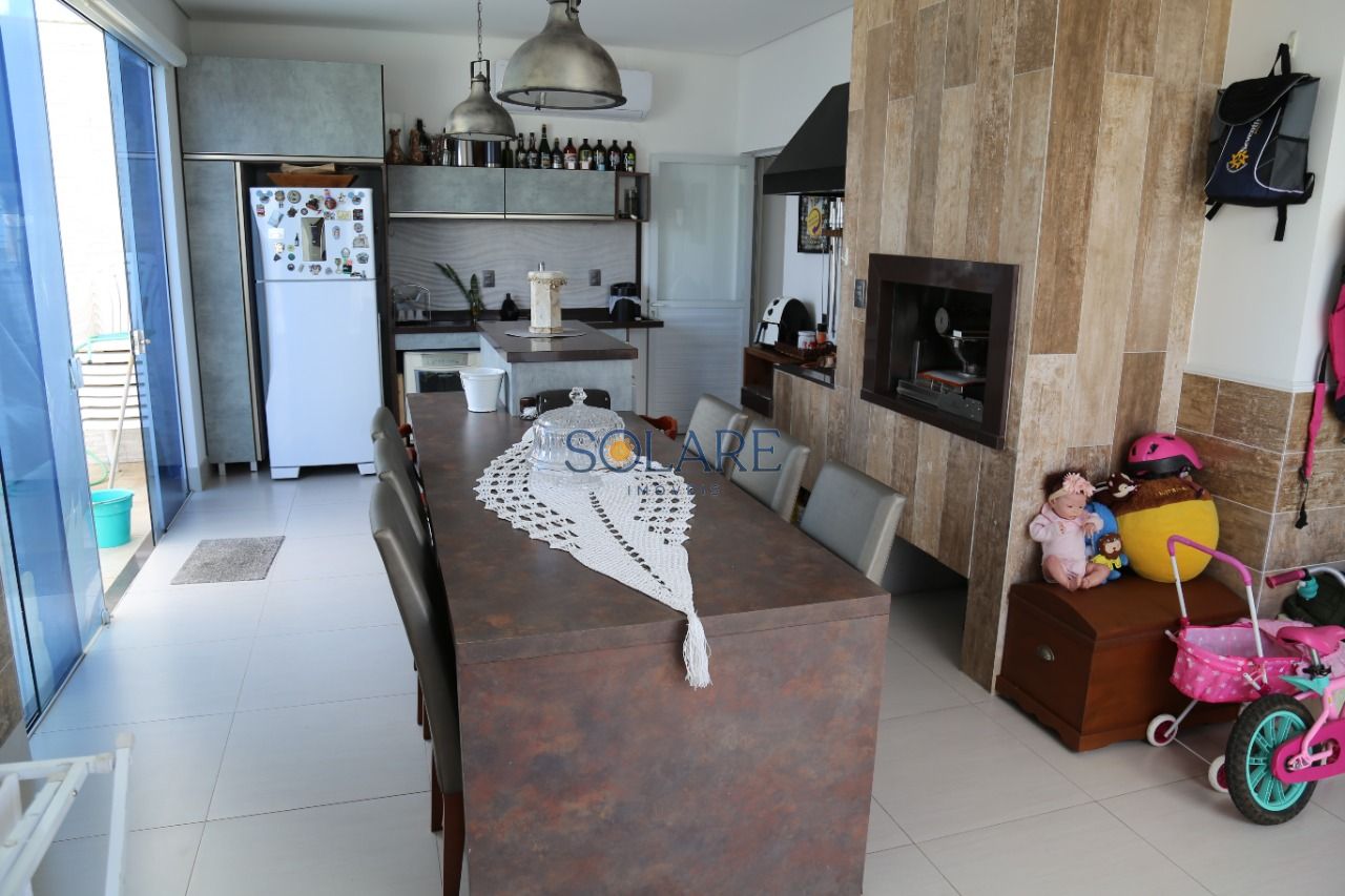 Cobertura com 225m², 5 quartos (sendo 2 suítes), 2 garagens, no bairro Ingleses do Rio Vermelho em Florianópolis