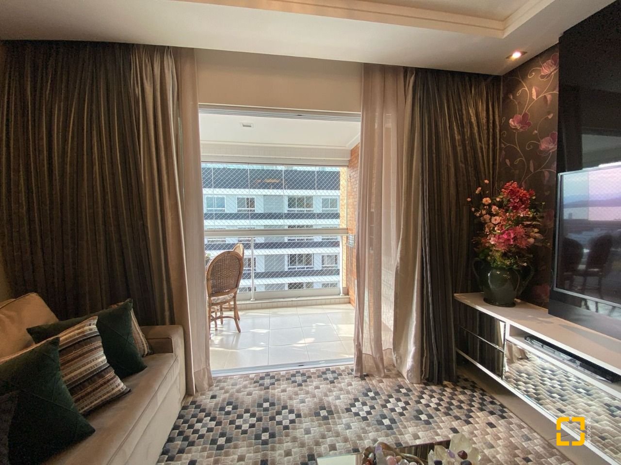 Apartamento com 109m², 4 quartos (sendo 1 suíte), 2 garagens, no bairro Estreito em Florianópolis