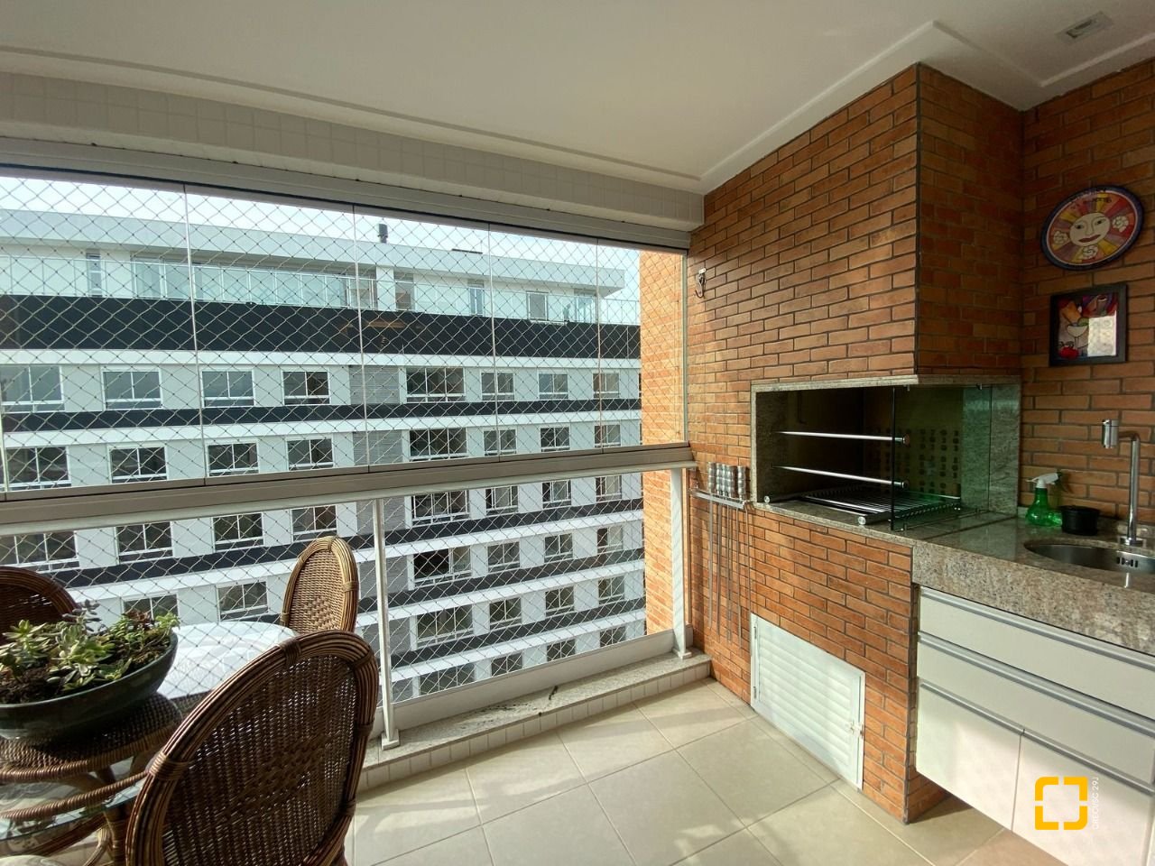 Apartamento com 109m², 4 quartos (sendo 1 suíte), 2 garagens, no bairro Estreito em Florianópolis