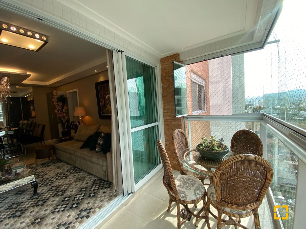 Apartamento com 109m², 4 quartos (sendo 1 suíte), 2 garagens, no bairro Estreito em Florianópolis