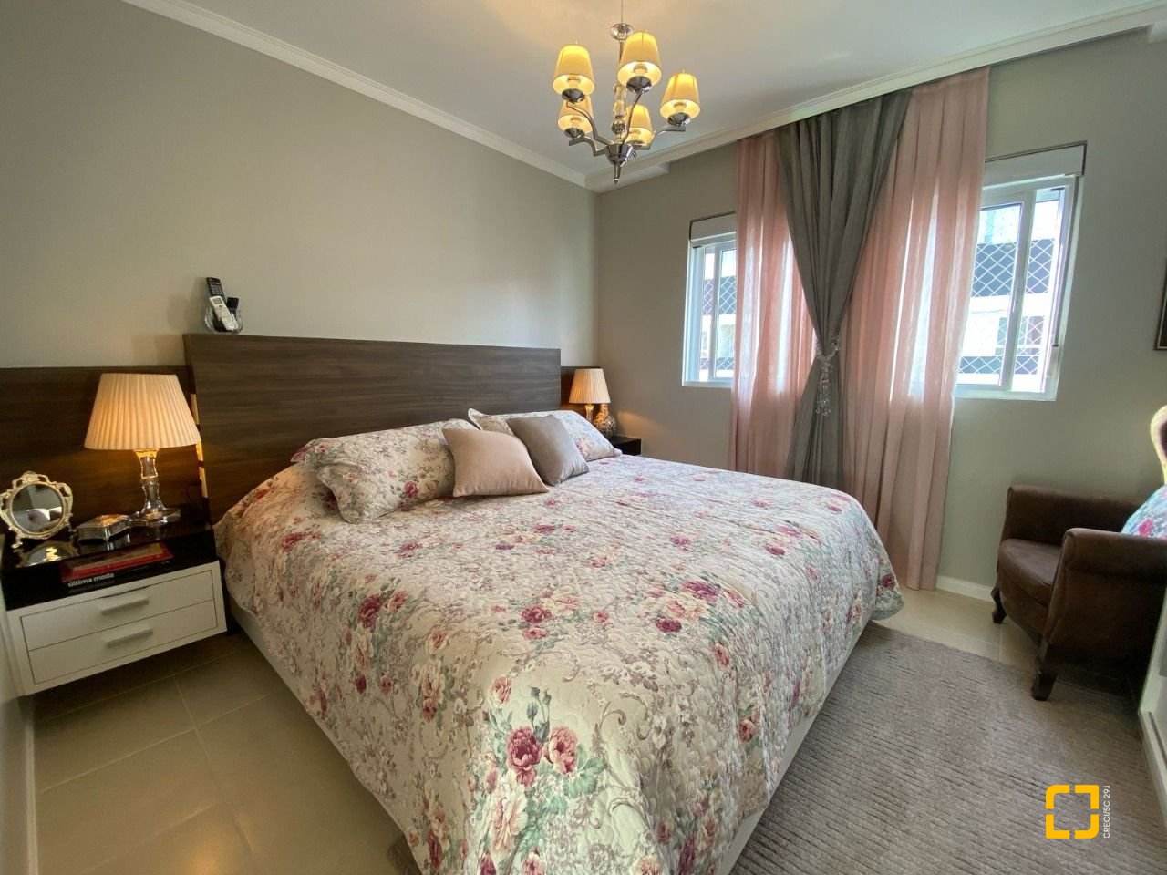 Apartamento com 109m², 4 quartos (sendo 1 suíte), 2 garagens, no bairro Estreito em Florianópolis