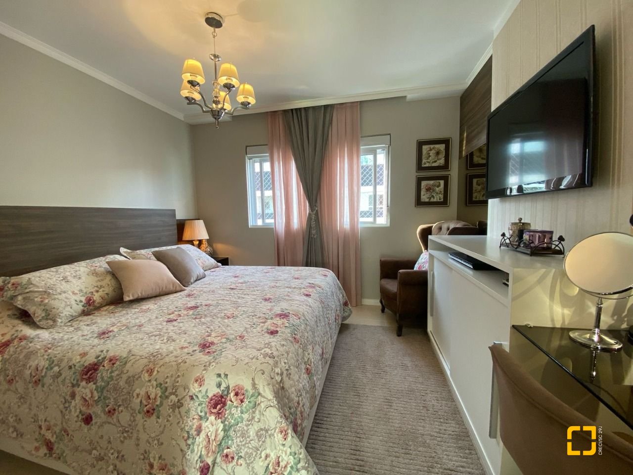 Apartamento com 109m², 4 quartos (sendo 1 suíte), 2 garagens, no bairro Estreito em Florianópolis