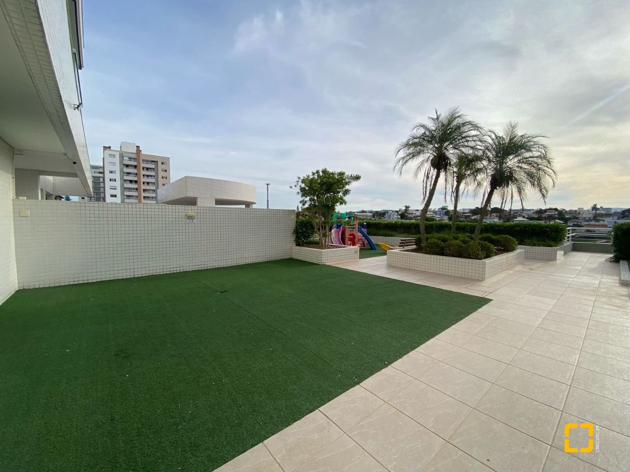 Apartamento com 109m², 4 quartos (sendo 1 suíte), 2 garagens, no bairro Estreito em Florianópolis