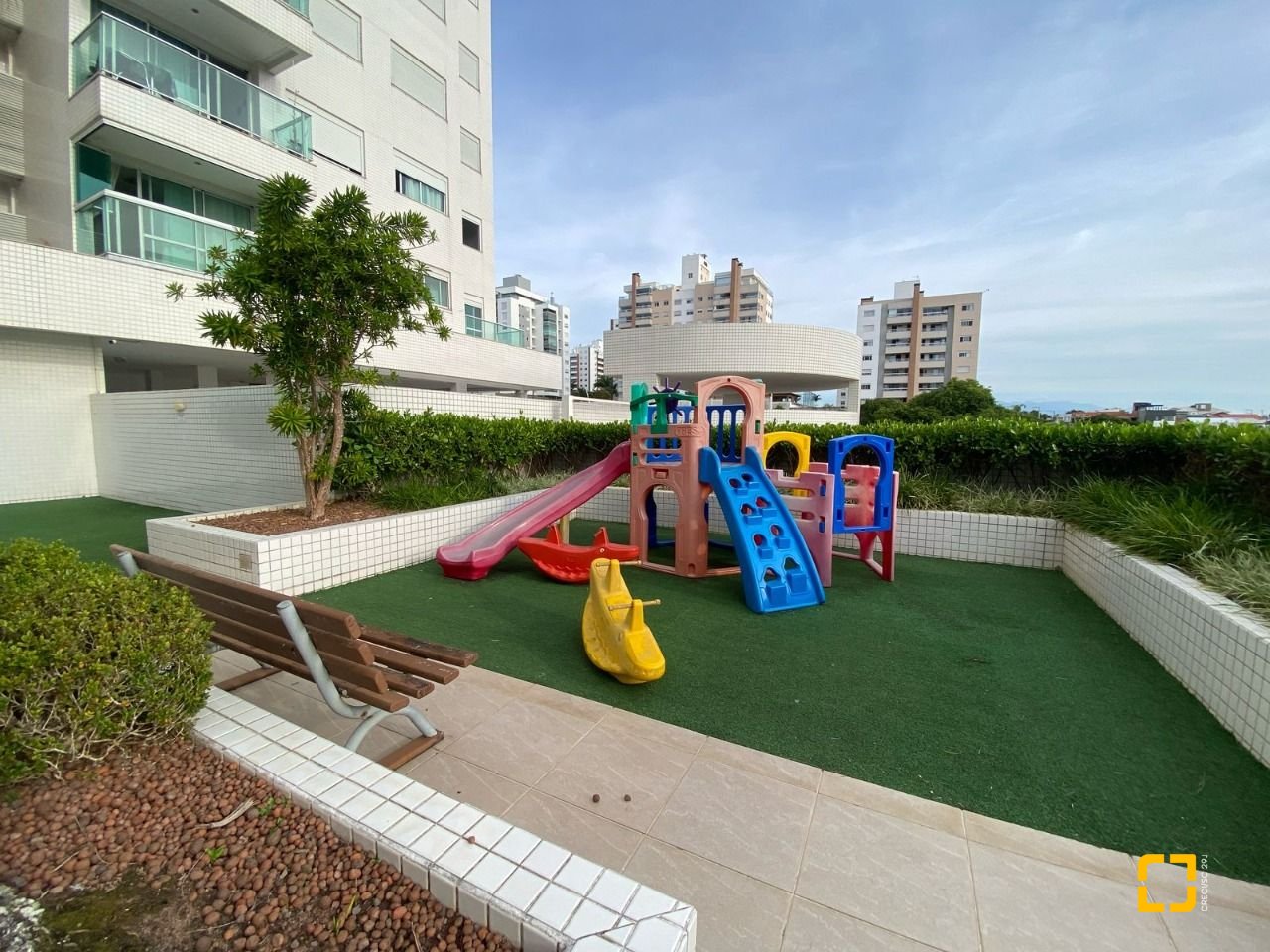 Apartamento com 109m², 4 quartos (sendo 1 suíte), 2 garagens, no bairro Estreito em Florianópolis