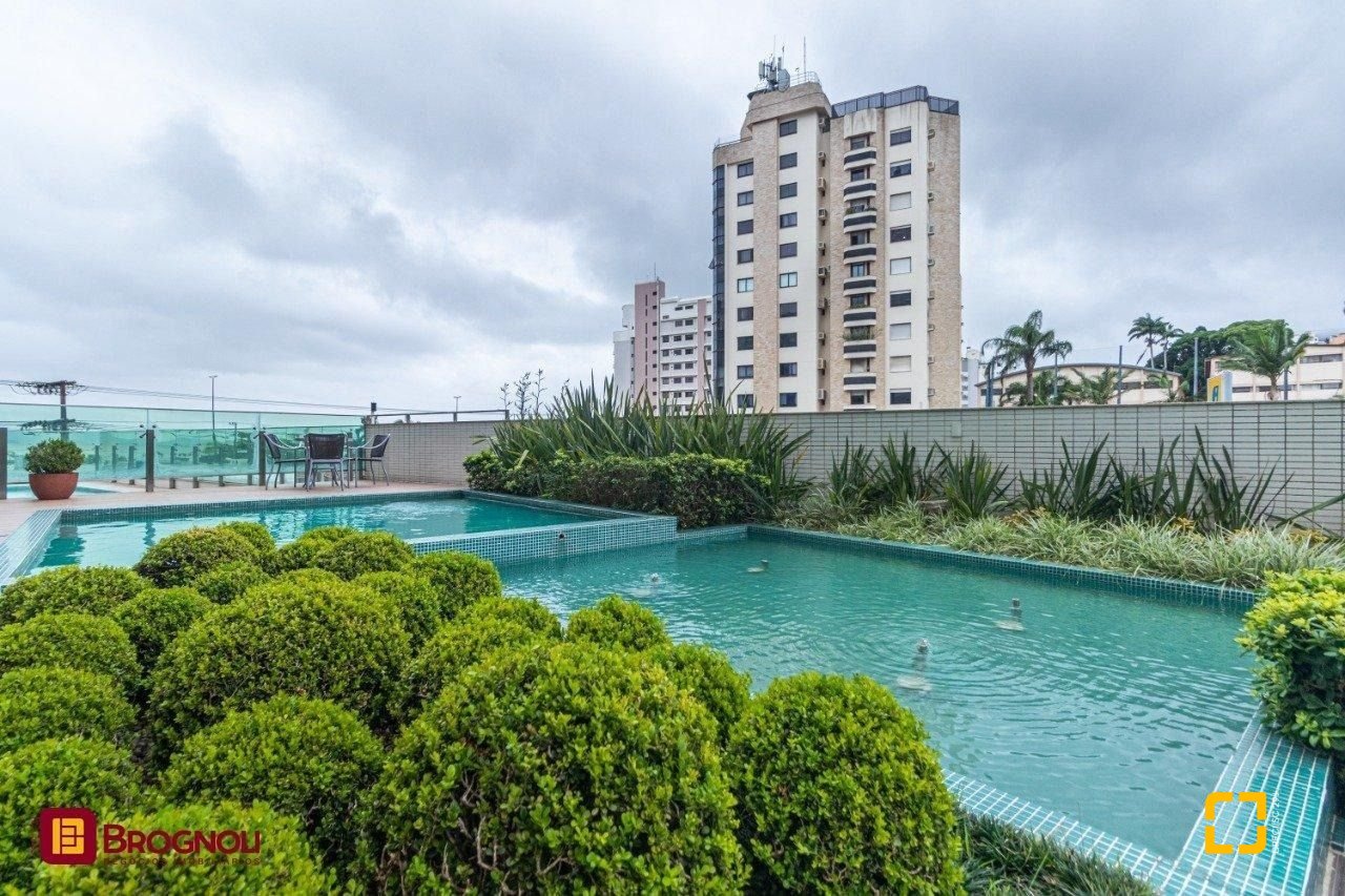 Apartamento com 112m², 4 quartos (sendo 2 suítes), 2 garagens, no bairro Centro em Florianópolis