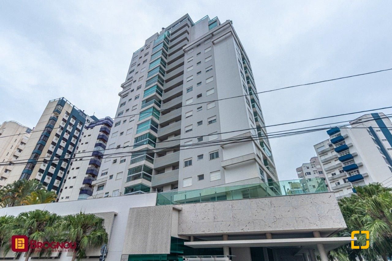 Apartamento com 112m², 4 quartos (sendo 2 suítes), 2 garagens, no bairro Centro em Florianópolis
