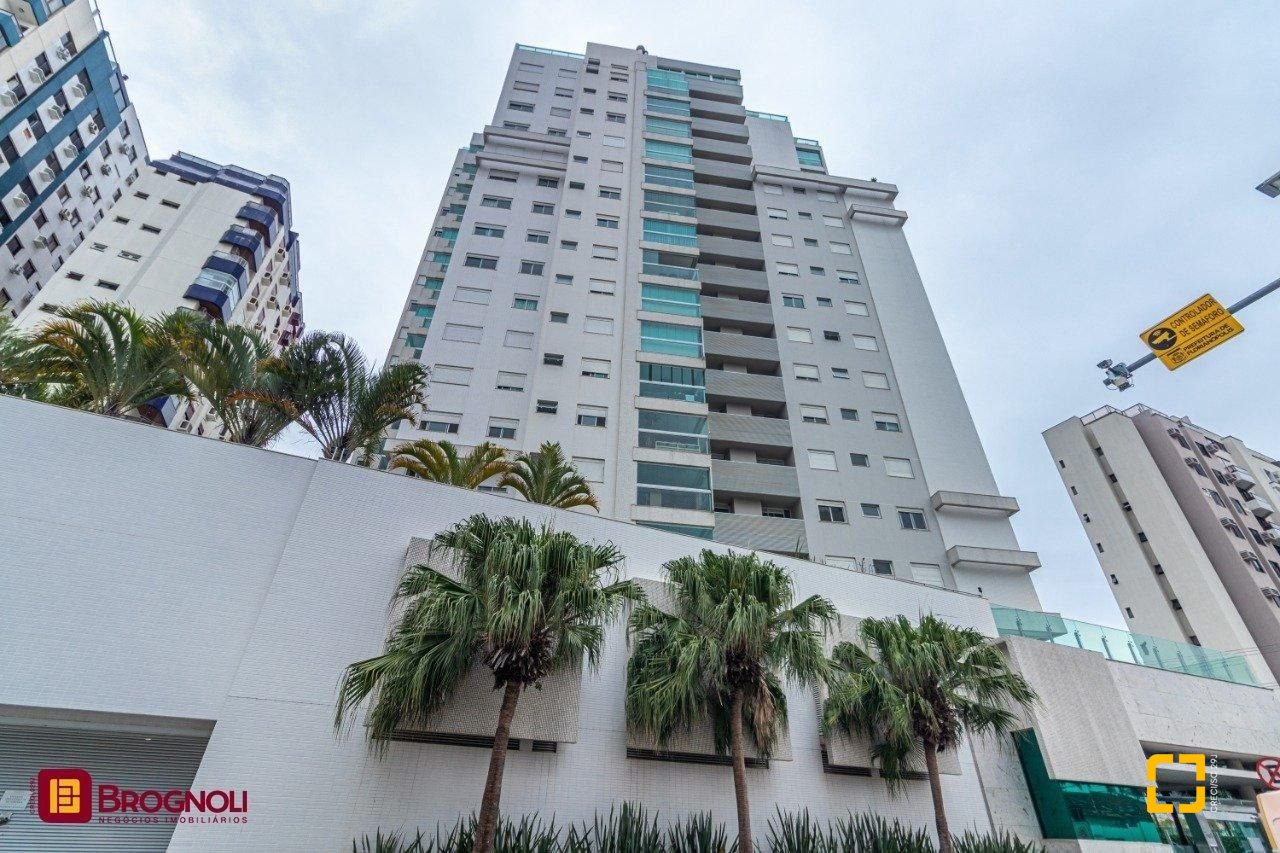 Apartamento com 112m², 4 quartos (sendo 2 suítes), 2 garagens, no bairro Centro em Florianópolis