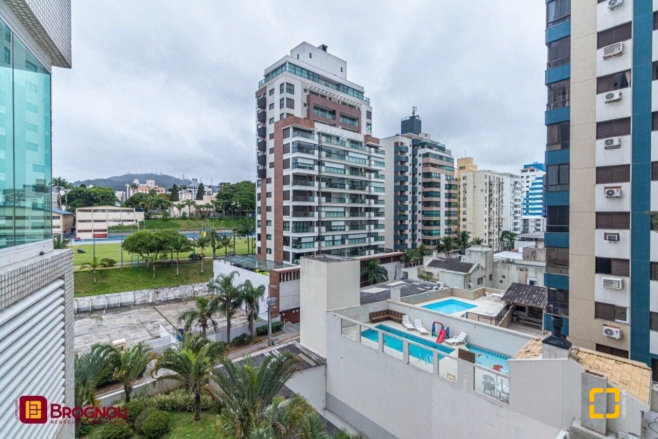 Apartamento com 112m², 4 quartos (sendo 2 suítes), 2 garagens, no bairro Centro em Florianópolis