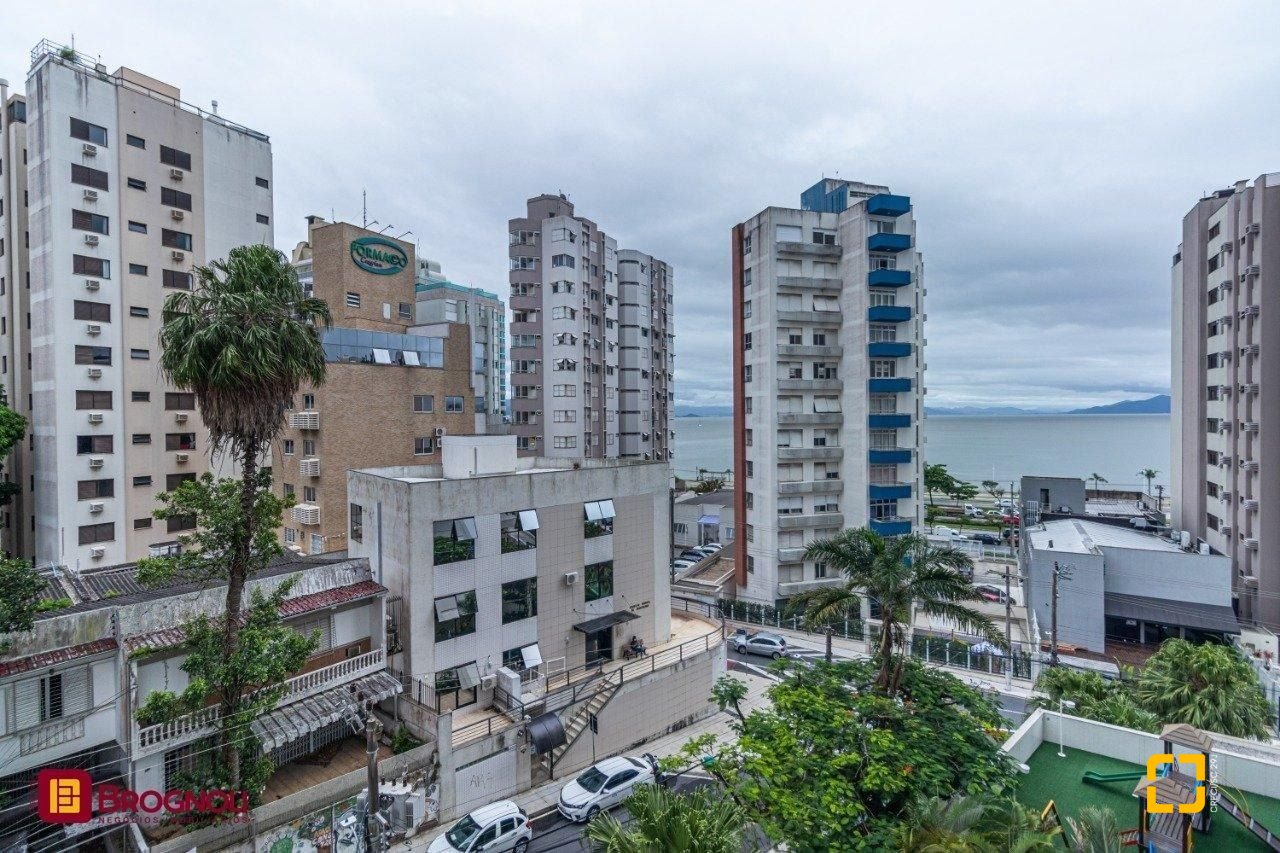 Apartamento com 112m², 4 quartos (sendo 2 suítes), 2 garagens, no bairro Centro em Florianópolis